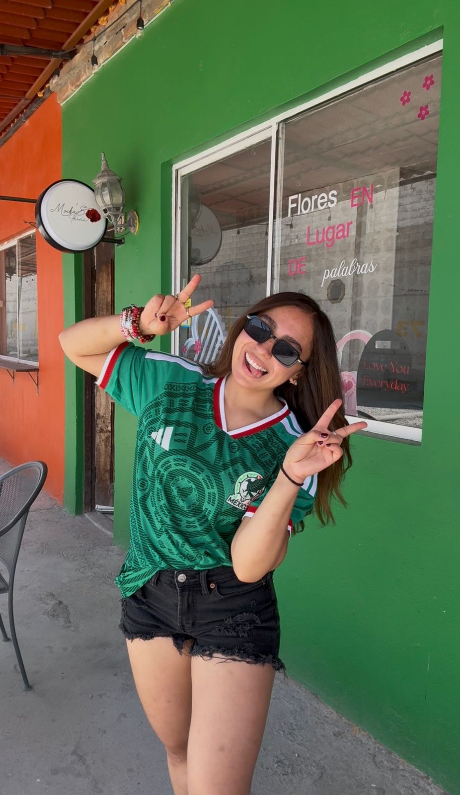 Moni frente al local de Floreria Mocka's